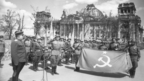 Cérémonie solennelle de remise de la bannière de la Victoire au commandant militaire de Berlin, héros de l'Union soviétique, le colonel-général Nikolai Berzarine, mai 1945