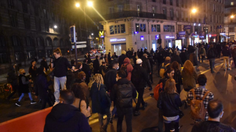 Manifestation sauvage contre le confinement le soir du 29 octobre à Paris.