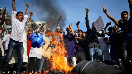 Des musulmans brûlent une effigie du président français Emmanuel Macron lors d’une manifestation appelant au boycott des produits français et dénonçant Macron pour ses commentaires sur les caricatures du prophète Mahomet, à Dacca, Bangladesh, le 30 octobre 2020.