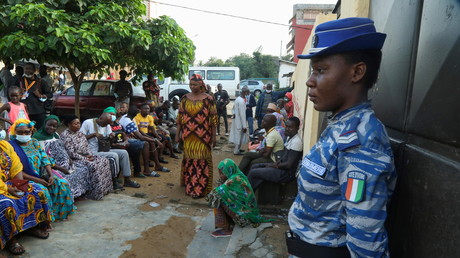 Des électeurs attendent l'ouverture d'un bureau de vote à Abidjan, le 31 octobre 2020.