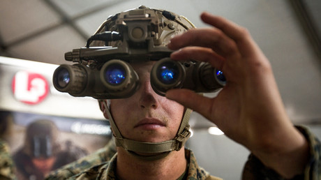 Un soldat de l'US Army essaye des jumelles de vision nocturne au camp de Pendleton, en Californie, le 19 mars 2018 (image d'illustration).
