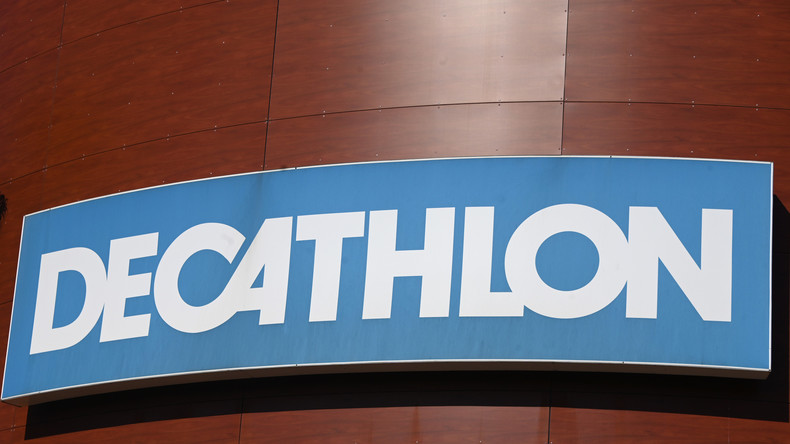 Decathlon retire ses publicités de CNews, des personnalités à droite appellent à boycotter la marque