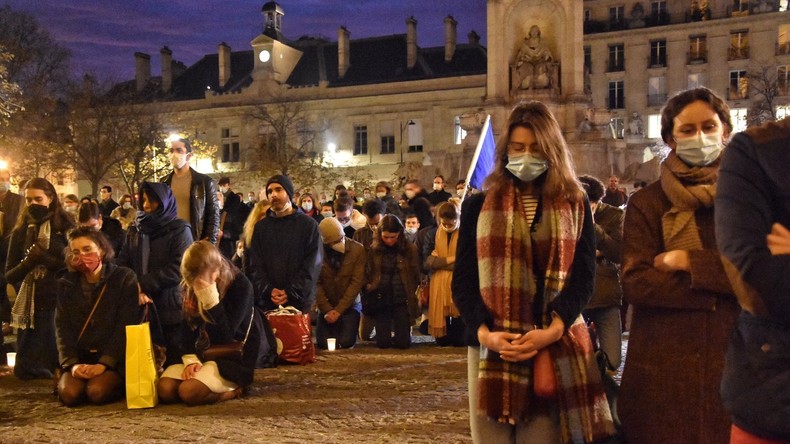 «Rendez-nous la messe» : des centaines de catholiques prient à l'extérieur des églises en France