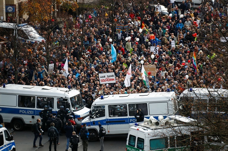 Allemagne, République tchèque, Slovaquie : les manifestations anti-restrictions se poursuivent