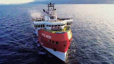Cette photographie publiée par le ministère turc de la Défense le 12 août 2020 montre le navire de recherche sismique turc Oruç Reis se dirigeant à l'ouest d'Antalya sur la mer Méditerranée (image d'illustration).