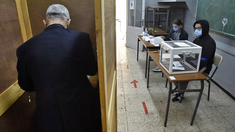 Un citoyen algérien se prépare à voter à Alger lors du référendum constitutionnel organisé le 1er novembre 2020.