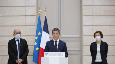 Le ministre de l'Intérieur, Gérald Darmanin, accompagné du ministre des Affaires étrangères, Jean-Yves Le Drian, et de la ministre de la Défense, Florence Parly, en conférence de presse le 30 octobre 2020 après le conseil de défense à l'Elysée.