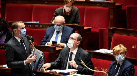 Le ministre français de l'Action et des Comptes publics Olivier Dussopt (debout) lors d'une session de questions au gouvernement à l'Assemblée nationale française à Paris le 13 octobre 2020 illustration).