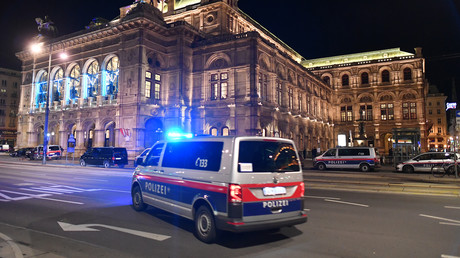 Une voiture de police en face de l'opéra de Vienne après les fusillades qui se sont déroulées dans la capitale autrichienne dans la soirée du 2 novembre 2020 (image d'illustration).