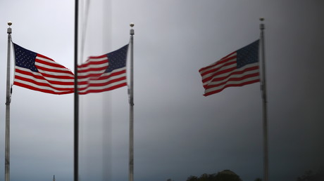 Des drapeaux américains et leur reflet sur une façade vitrée à Washington (image d'illustration).