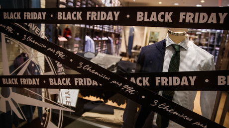 Une photo montre des signes de baisse de prix pour les ventes du Black Friday dans un magasin de Caen, dans le nord-ouest de la France, le 27 novembre 2019 (image d'illustration).