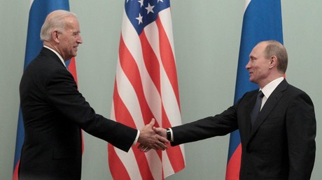 Le Premier ministre russe Poutine serre la main du vice-président américain Biden lors de leur rencontre à Moscou en 2011