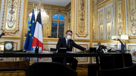 Le président français Emmanuel Macron s'entretient au téléphone avec Joe Biden, depuis l'Elysée à Paris, le 10 novembre 2020.