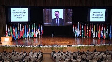 Le président syrien Bachar el-Assad s'exprime en visioconférence lors de la conférence internationale sur le retour des réfugiés syriens, à Damas, le 11 novembre 2020.