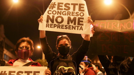 Manifestations à la suite de la destitution du président Martin Vizcarra, à Lima, Pérou le 12 novembre 2020. Sur le panneau, on peut lire : 