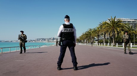 Un agent de la police nationale et deux militaire sur la promenade des Anglais à Nice, lors de l'opération Sentinelle, le 18 mars 2020 (image d'illustration)