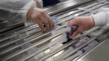 Les employés d'un laboratoire pharmaceutique à Lyon vérifient la ligne de production de seringues le 4 mai 2020 (image d'illustration)