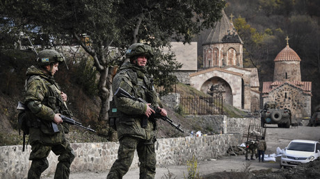 Des soldats de la paix russes  patrouillent devant le monastère Dadivank, à l'extérieur de la ville de Kalbajar, le 15 novembre 2020 (image d'illustration).