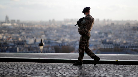 Un soldat français patrouille à Paris dans le cadre de l'opération Sentinelle, le 19 novembre 2020 (image d'illustration).