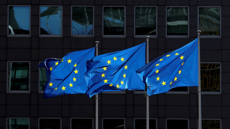 Des drapeaux européens flottent devant le siège de la Commission européenne, le 21 août 2020 à Bruxelles (image d'illustration).