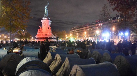 Tentes disposés par des militants à Paris en soutien aux migrants.