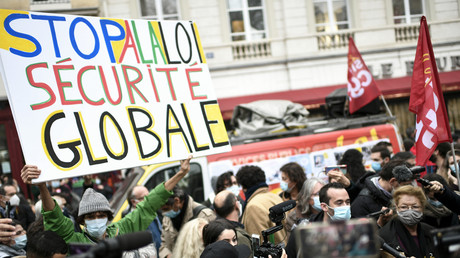 Un manifestant tient une pancarte indiquant «Stop à la loi sur la sécurité globale» lors d'une manifestation convoquée par les syndicats de journalistes et d'autres organisations visant à protester contre le projet de loi «sécurité globale», à Paris, le 17 novembre 2020 (image d'illustration).