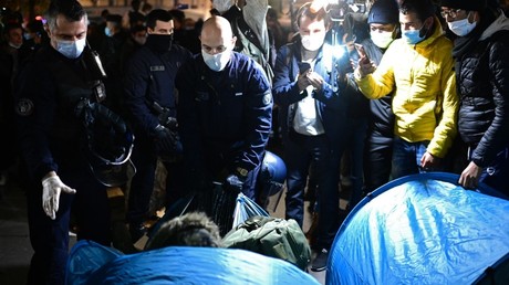 Les forces de l'ordre évacuent un camp de migrants sur la place de la République à Paris le 23 novembre 2020 (image d'illustration).