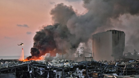 Un hélicoptère éteint un incendie sur les lieux de l'explosion dans le port de Beyrouth, la capitale libanaise, le 4 août 2020 (image d'illustration).