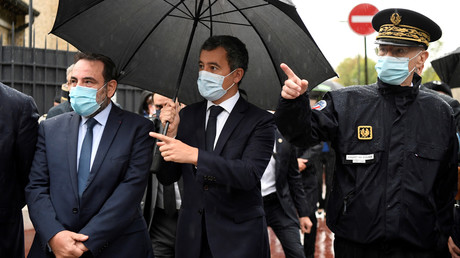 Gérald Darmanin (au centre) et le préfet de police de Paris Didier Lallement (à droite), le 27 septembre 2020 à Boulogne-Billancourt (Hauts-de-Seine) (image d'illustration).