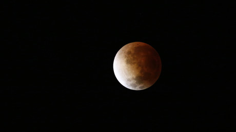 Début d'une éclipse lunaire totale au-dessus de Buenos Aires (Argentine), le 15 avril 2014 (image d'illustration).