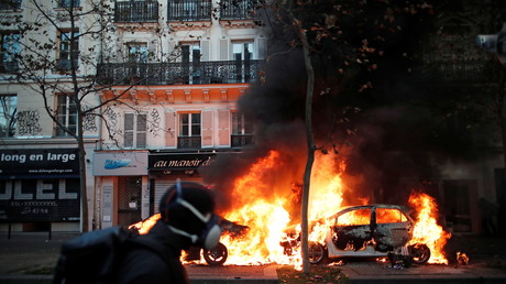 Une voiture qui brûle lors de la manifestation contre la loi Sécurité globale à Paris, le 28 novembre 2020