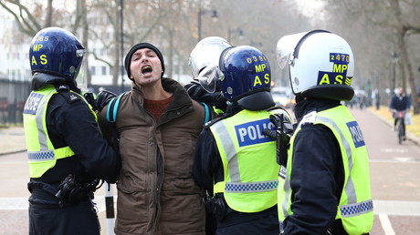 Des policiers arrêtent un manifestant anti-confinement lors d'une manifestation à Londres, le 28 novembre 2020 (image d'illustration).
