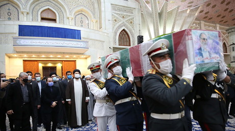 Des membres de l'armée iranienne portent le cercueil de Mohsen Fakhrizadeh le 29 novembre 2020