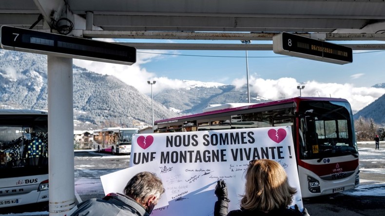 Stations de ski : des professionnels inquiets manifestent (IMAGES)