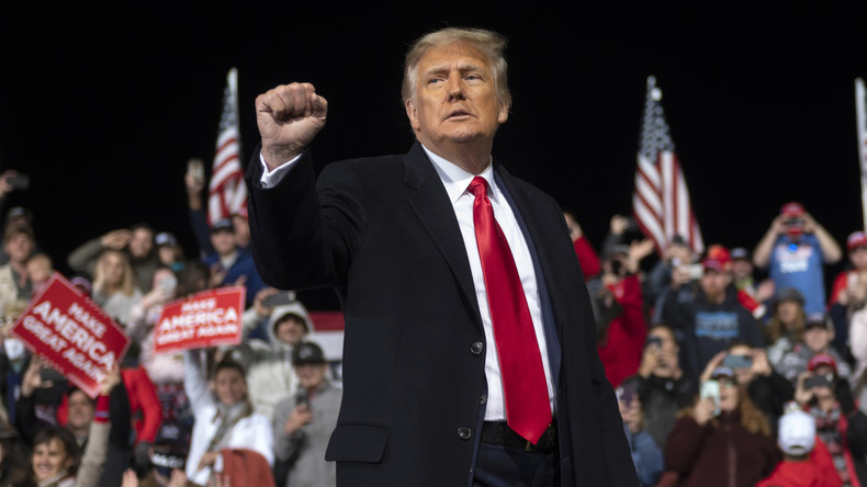 «Nous ne nous rendrons jamais» : devant ses supporters, Trump déterminé à poursuivre son combat