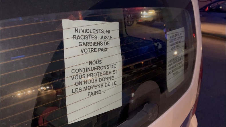 Des policiers contrôlent les automobilistes... sur la musique des Bisounours (IMAGES)