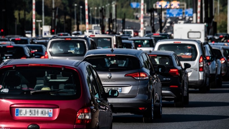 Des policiers ralentissent la circulation routière en réaction aux propos de Macron