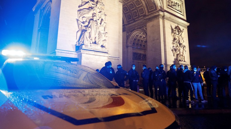 «99% des gens nous soutiennent» : des policiers rassemblés à Paris contre les propos de Macron