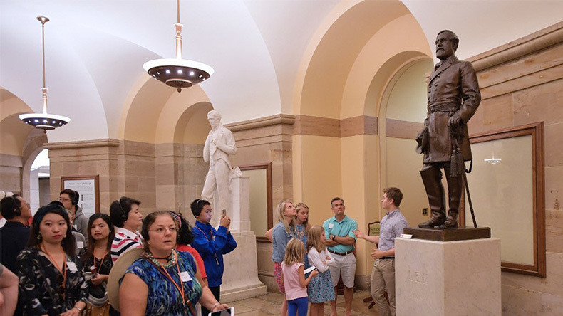 La statue du général sudiste Robert Lee déboulonnée au Capitole, à Washington