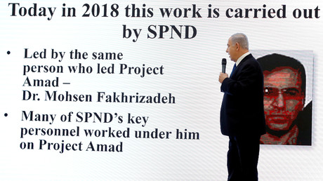 Le Premier ministre israélien Benjamin Netanyahu devant l'image du scientifique nucléaire iranien Mohsen Fakhrizadeh lors d'une conférence de presse au ministère de la Défense à Tel Aviv, Israël, le 30 avril 2018.