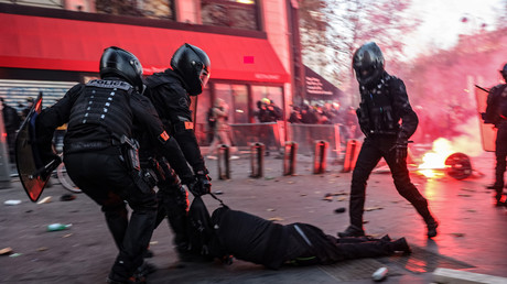 Des policiers tirent une personne au sol lors de la manifestation contre la loi de Sécurité globale, le 28 novembre à Paris (image d'illustration).