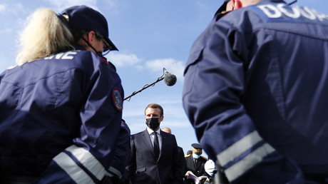 Emmanuel Macron s'adresse aux policiers lors d'un déplacement à la frontière franco-espagnole au col du Perthus (Pyrénées-Orientales).
