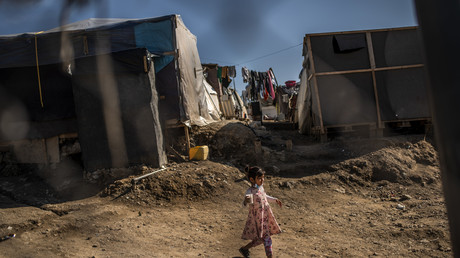 Une petite fille se baladant à travers les tentes dans le camp de réfugié de Samos en Grèce. (Image d'illustration)