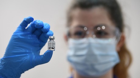 Un membre du personnel médical tient une fiole du vaccin Pfizer / BioNTech contre le Covid-19, dans un hôpital londonien, le 8 décembre 2020.