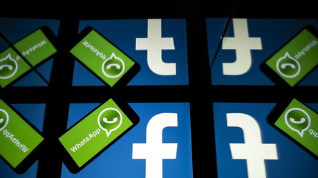 Les logos de Facebook et de la messagerie mobile WhatsApp