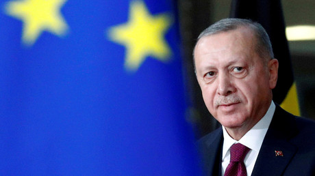 Le présidant turc Recep Tayyip Erdogan derrière le drapeau de l'UE lors d'une rencontre avec le président du Conseil européen Charles Michel, à Bruxelles, le  9 mars 2020 (image d'illustration)