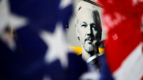 Portrait de Julian Assange aperçu à travers un drapeau américain lors d'une manifestation devant le tribunal d'Old Bailey dans le centre de Londres le 14 septembre 2020 (image d'illustration).