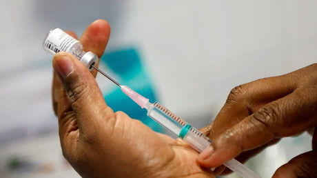 Une soignante prépare une vaccination Pfizer-BioNTech dans un Ehpad de Seine-Saint-Denis, le 30 décembre (image d'illustration).