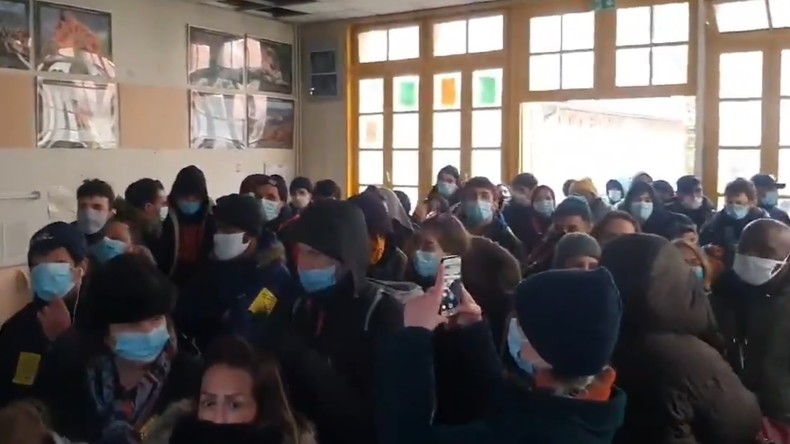Trois associations et des migrants occupent une ancienne école à Paris
