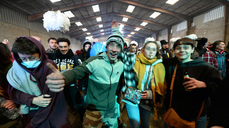 Des fêtards participant à la rave party de Lieuron, dans un hangar désaffecté, le 1er janvier 2021.